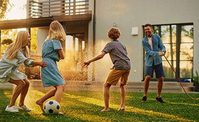 Familie spielt im Garten Fußball