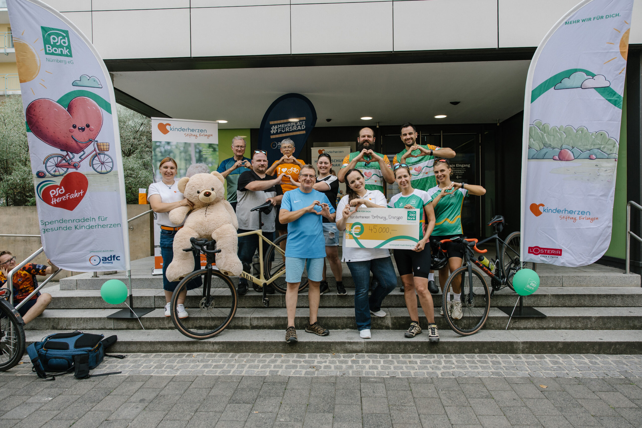 FOTO: © PSD Bank Nürnberg eG / Spendenübergabe an kinderherzen Stiftung Erlangen